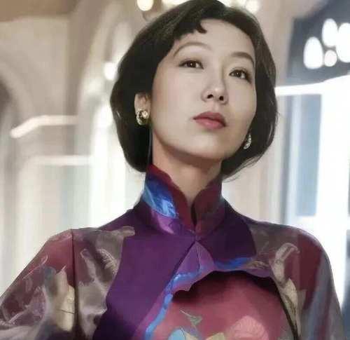 1952年7月，张爱玲咽下最后一口龙井茶，旗袍口袋里藏着姑姑给的宋版书，书页里夹