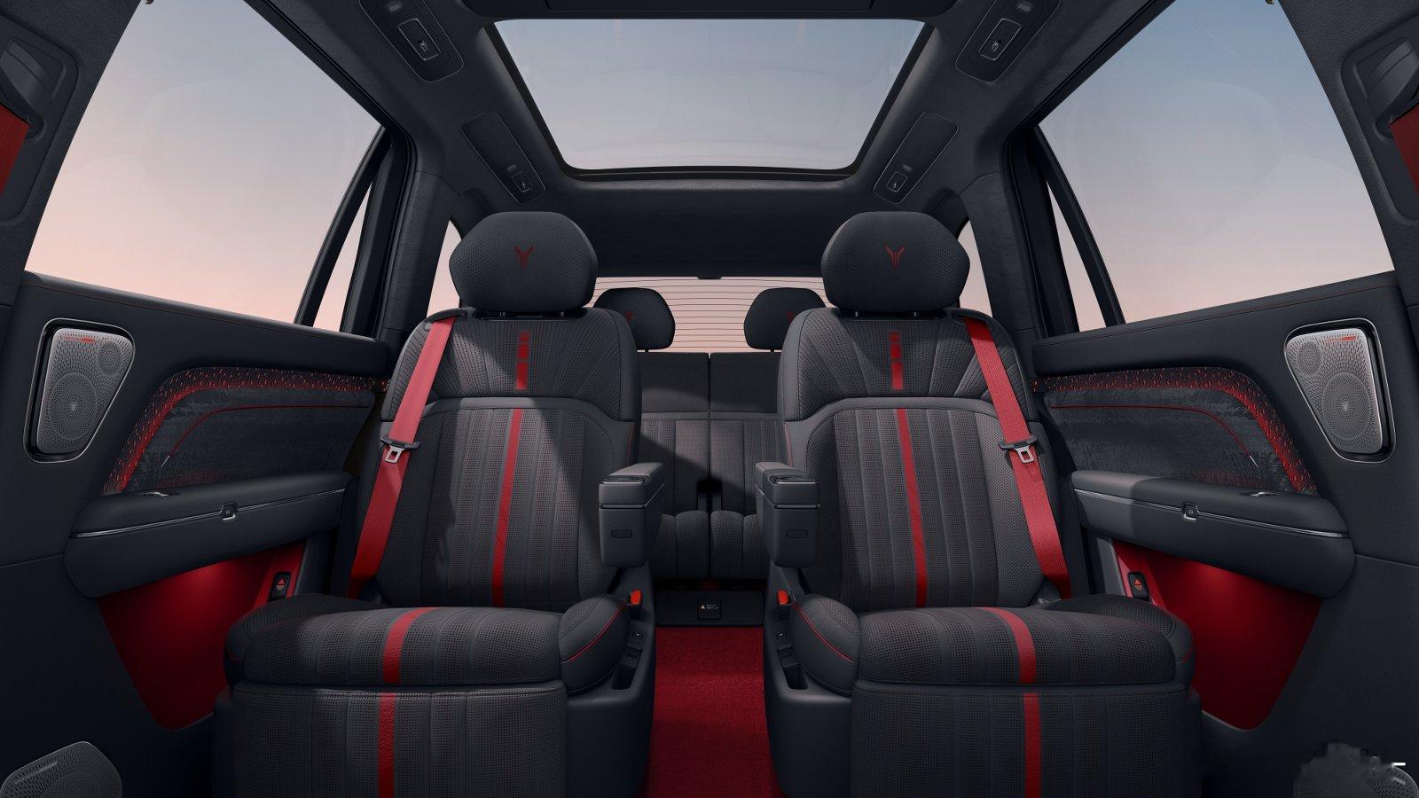 岚图泰山新增了两个版本：【Ultra版】全球首款量产896线激光雷达上车，120