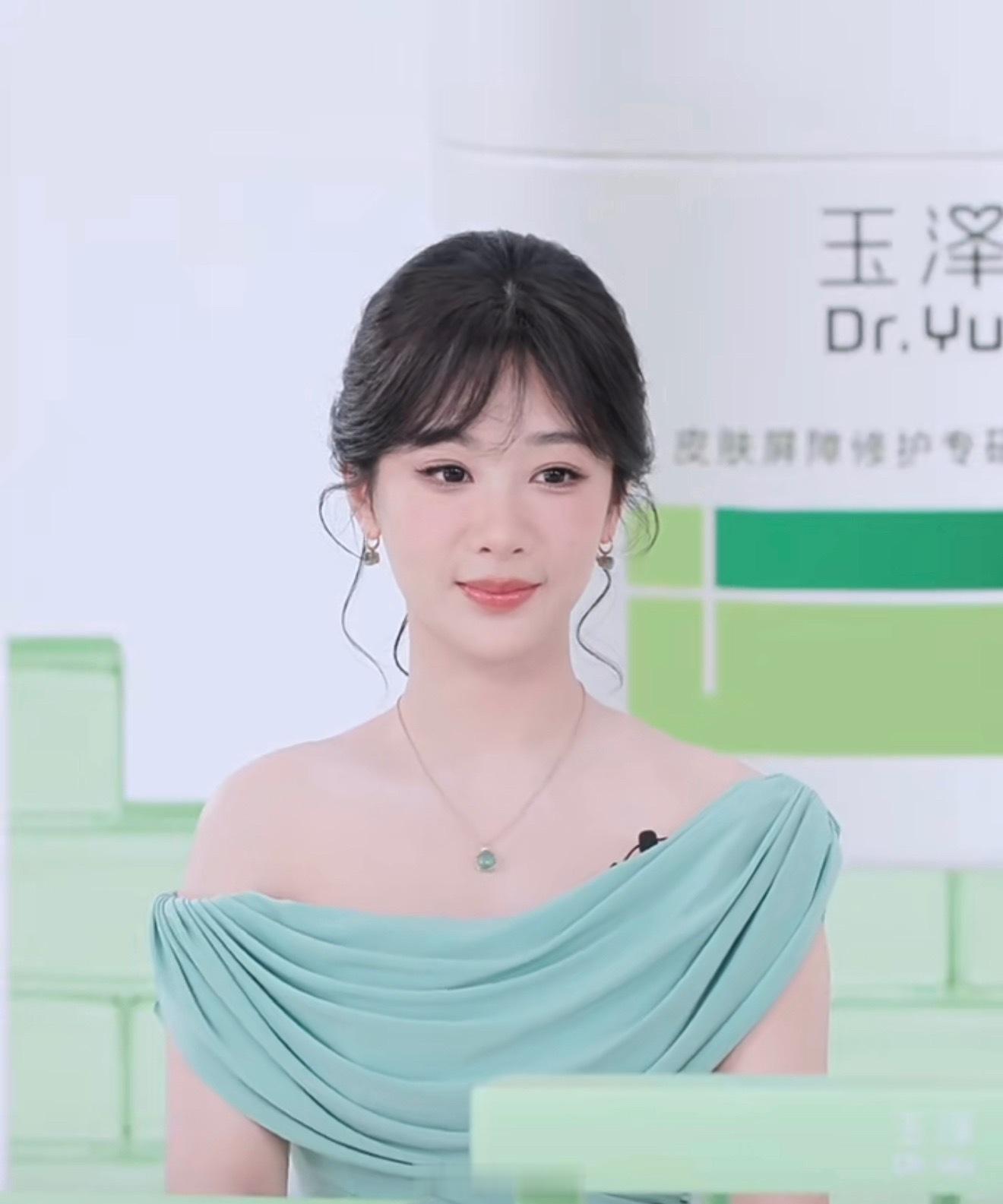 杨紫直播结束就要飞往米兰看秀，连轴转一点休息的时间都没有。事业大女主的行程太密集