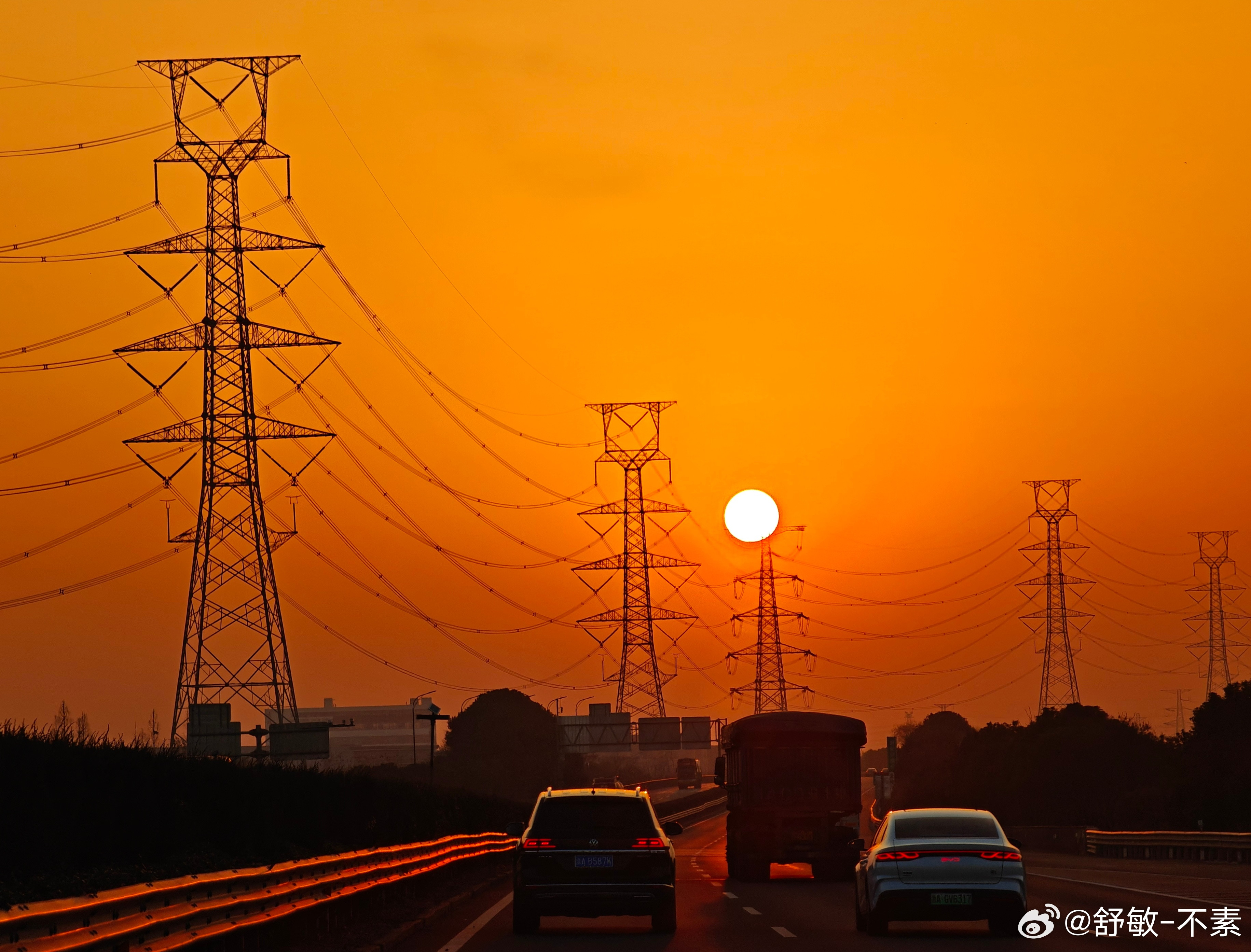 追着夕阳🌇回杭州路上，错过了早晨的日出，也能见到了日落前的余晖，美好的事物值得