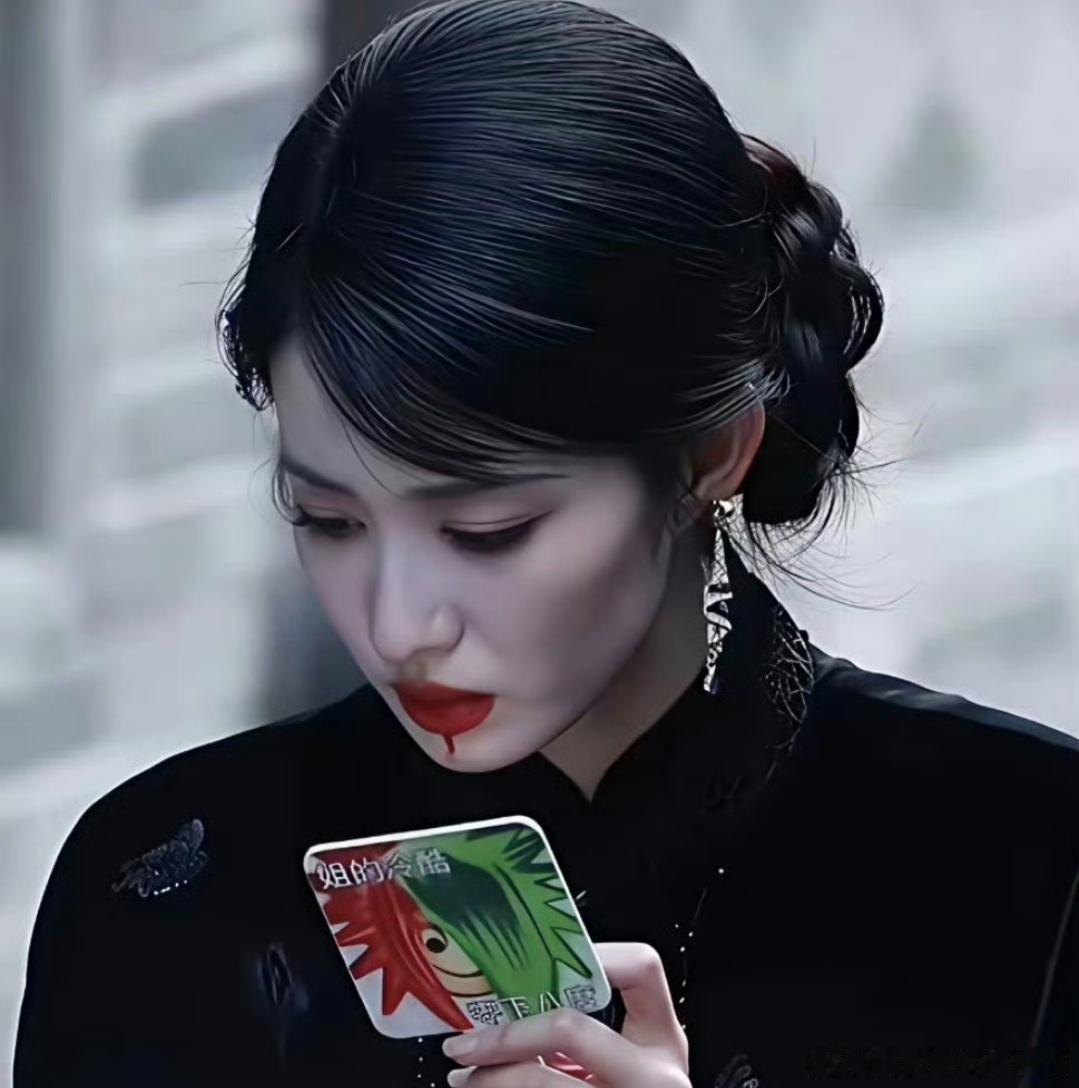 感觉王楚然每天不是在做法令纹消失操，就是在买丑镜子。这日常也太有反差感了。