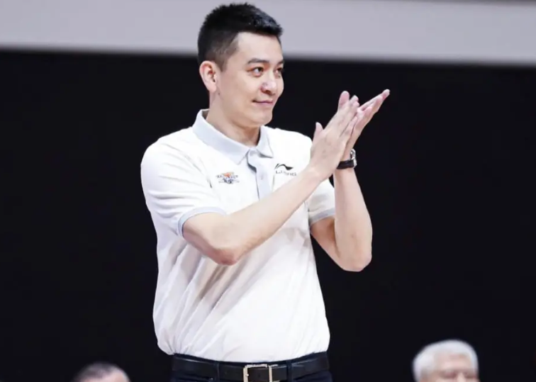 CBA新赛季帅位最稳的五位主教练如下:1.杨鸣(辽宁队)辽宁卖掉张镇麟，