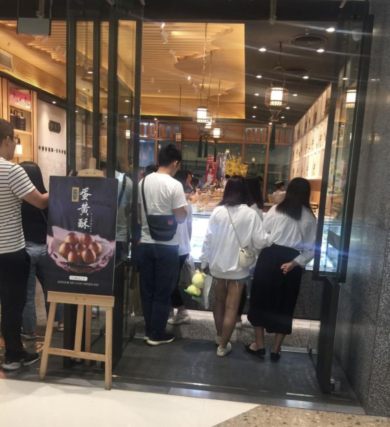 “饥饿营销”失效，南宁人不吃排队这一套：1.前有泸溪河结账曾买单排长队，现已无