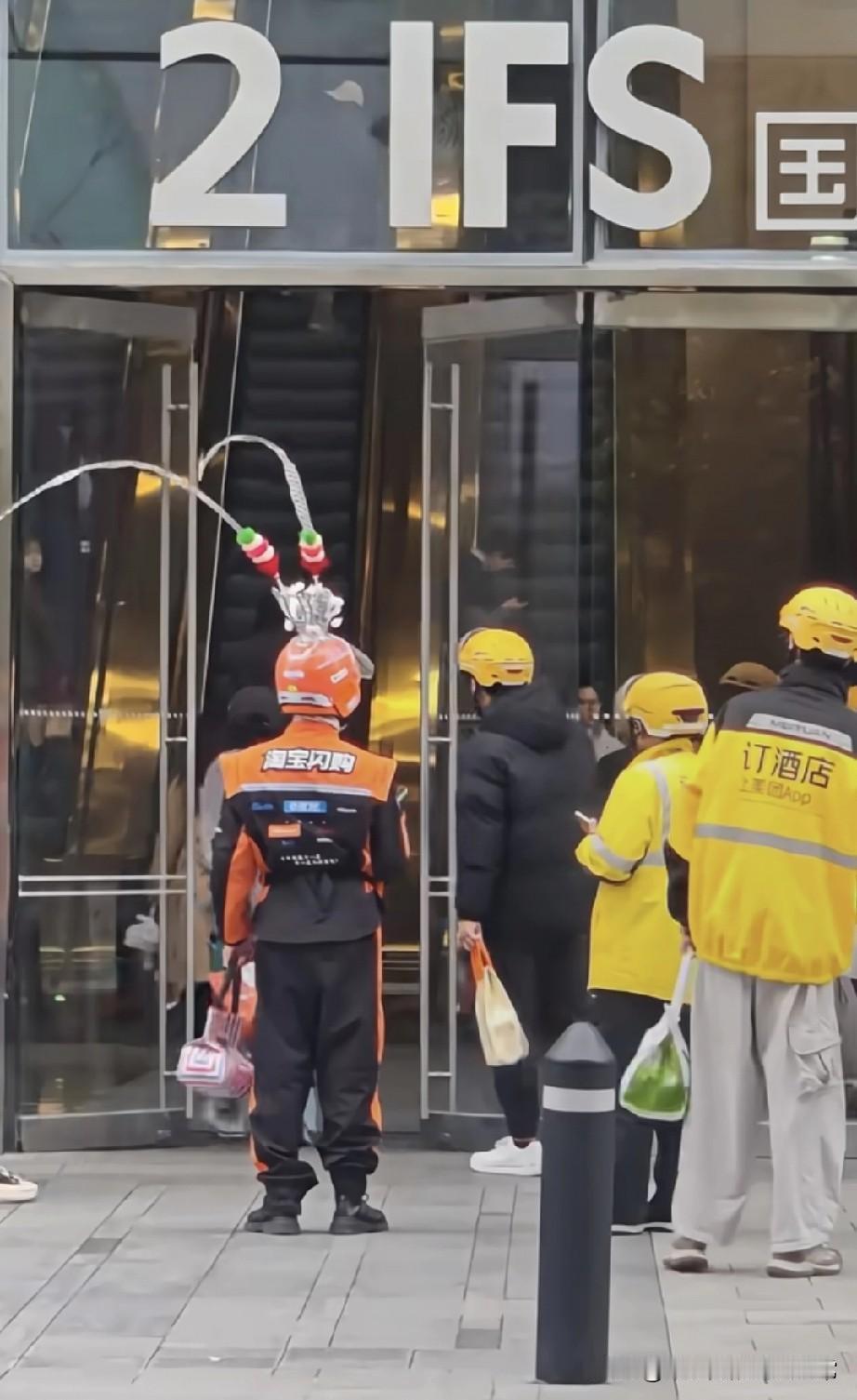 这外卖小哥，头盔上插俩“天线”是要接收订单信号家人们谁撞见这场景能不笑出声