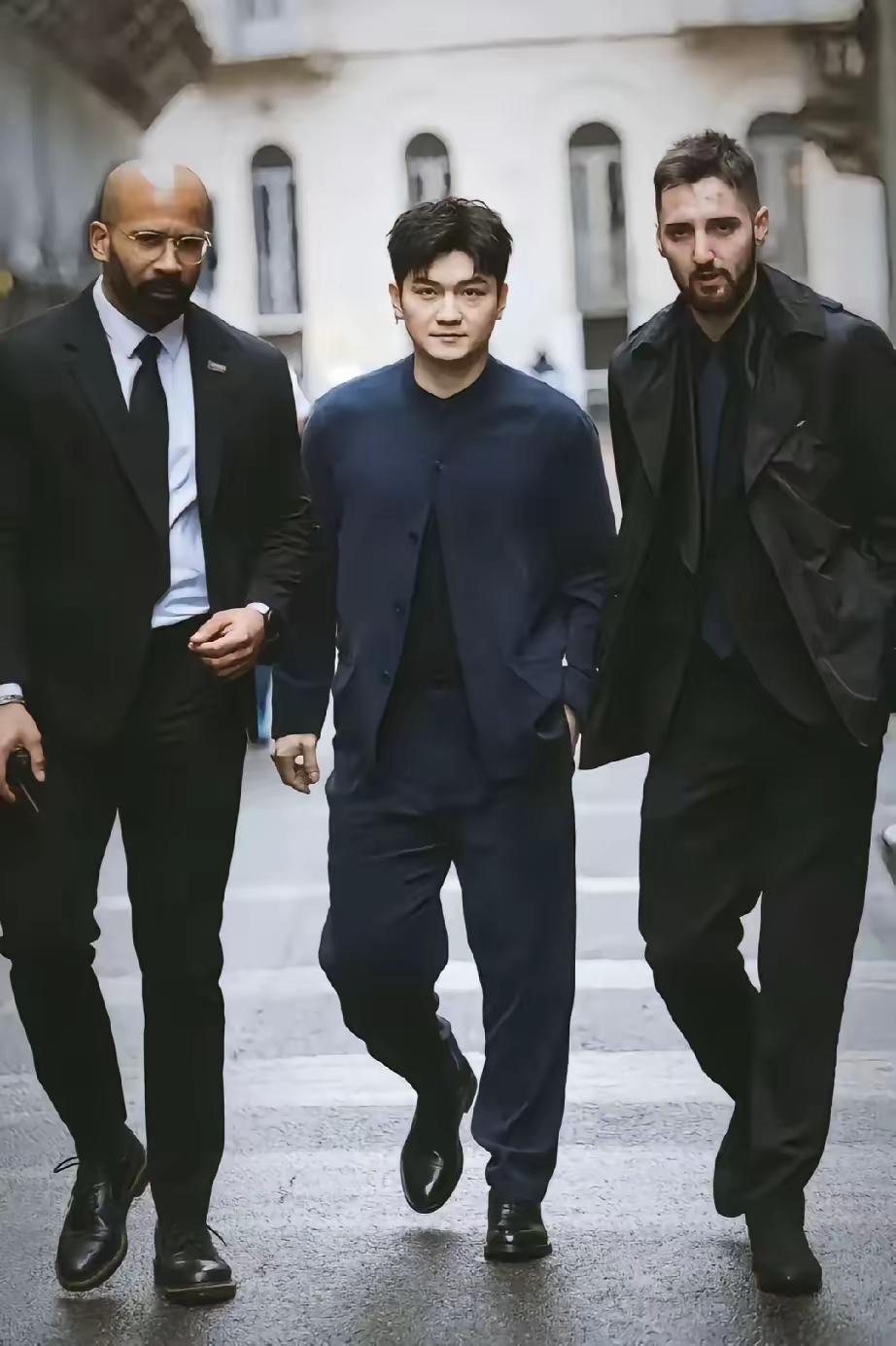 全球都在疯抢樊振东，曾经的无球可打，无处可去，到现在的东皇。小胖前无古人，后无来