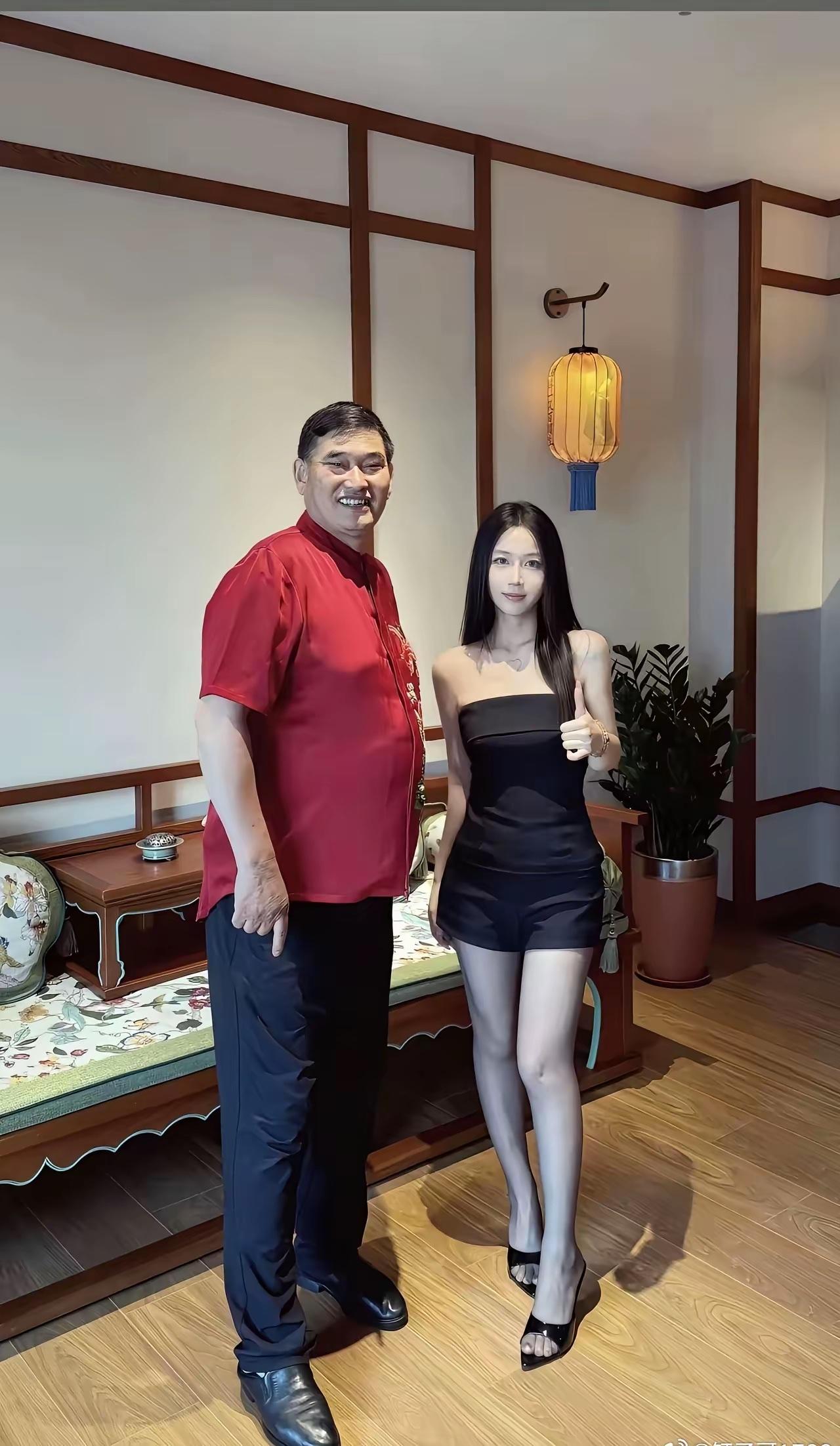 我敢打赌，99%的年轻人都不认识这位男士。如果你认识，说明你已经老了，不信你试试