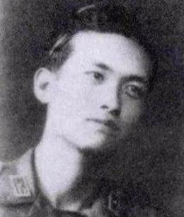 1947年，国军少校被俘，连长正要审问，他摇了摇头，说：“同志，你级别太低，不