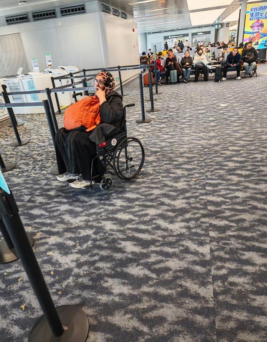 关于（图1）四肢健全、行走自如的印度旅客在杭州机场使用轮椅一事，机场方面解释称，