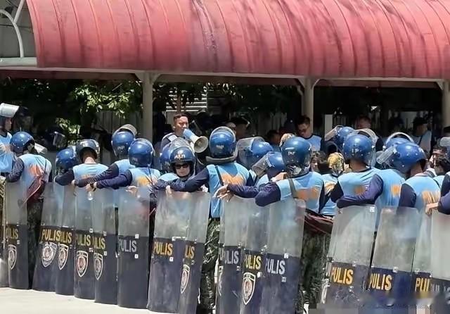 国警总长纳塔特斯急了！5月27日，菲国警总长纳塔特斯再度表态，警方绝不对罗萨“手