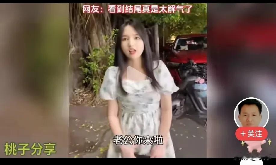 女子充大款请闺蜜吃饭，结账时却拿不出钱，为了面子，她只能发信息叫男友转钱，可男友