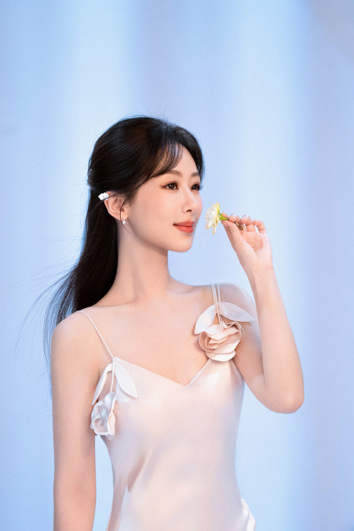 杨紫初夏花香茶香杨紫发间簪花撑伞美人图杨紫发间簪花撑伞美人图，是初夏花香茶香