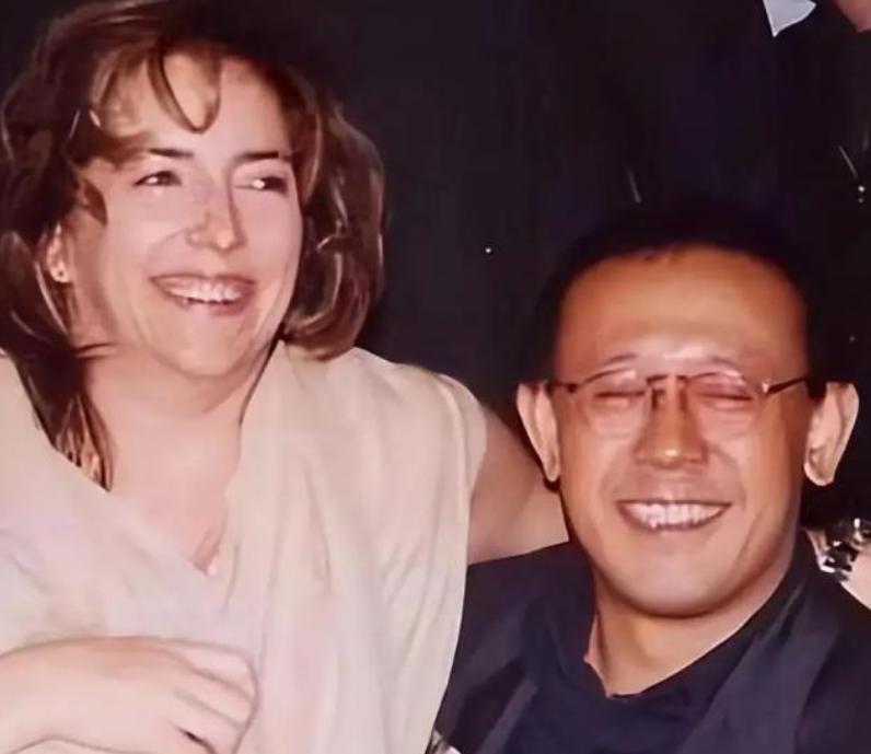 姜文也没想到，离婚多年的法国前妻，竟给他留下“一手好牌”。参考资料：中华网-