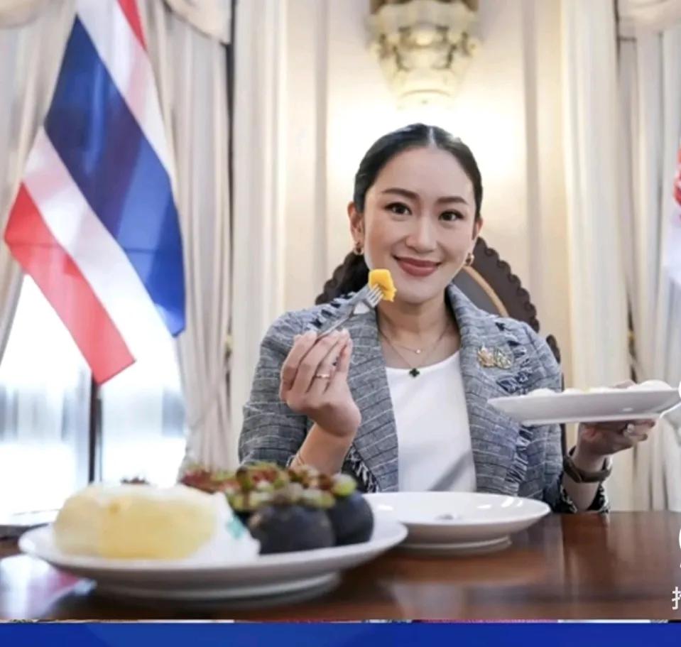 佩通坦总理为工作真是拼了：刚出国访问完，她就开始了国内工作。首先直播间带起水果货
