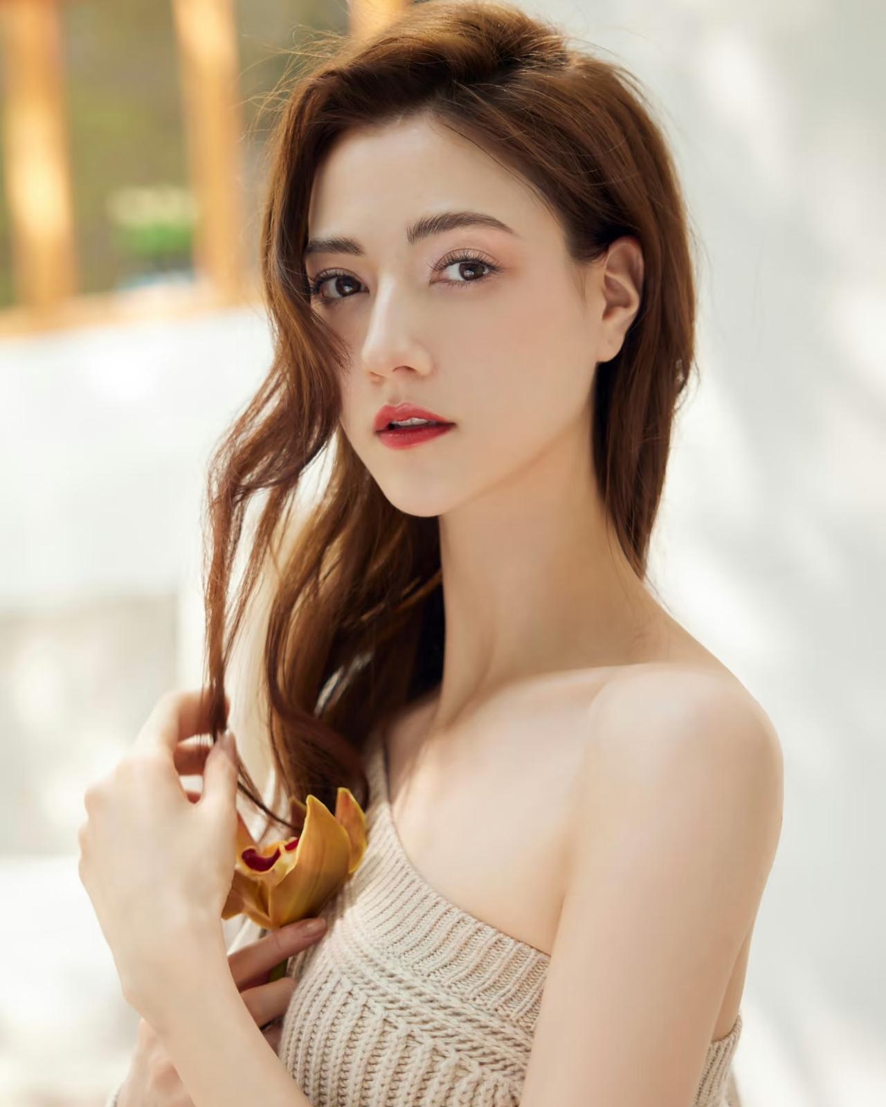 嚯，娱乐圈又出新剧情了！这回的主角是演员娜然，传闻她亲自跑了一趟香港，目标直指赫