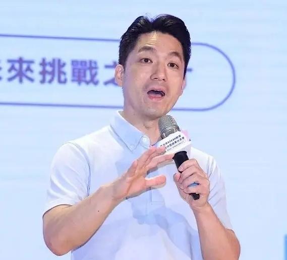 民进党现在就是在玩火，开始在网络上对蒋万安进行疯狂的攻击，甚至跑到蒋万安的社交媒