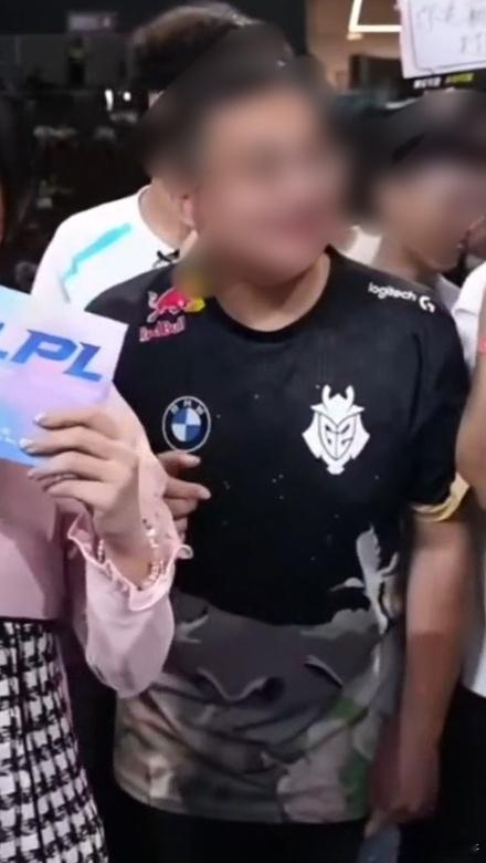 BLG对战AL场间串成连续剧了。第1集：第二局赛前，敢敢身后的拿着Xun和Kni