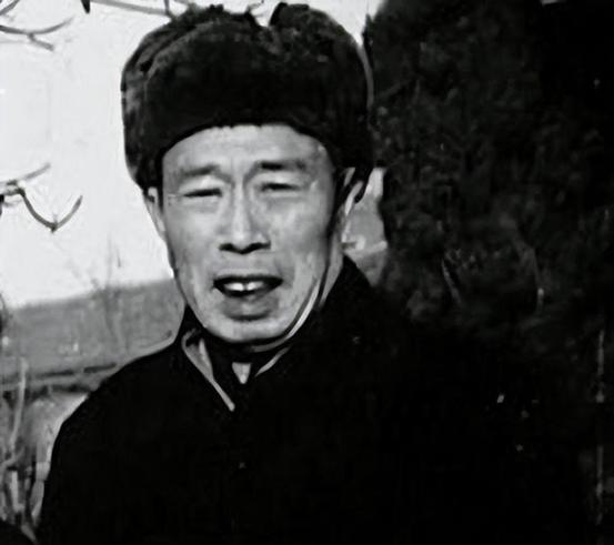 他要求辞去中央委员，德高望重又被选为中顾委常委，政治待遇不变“1985年初，这