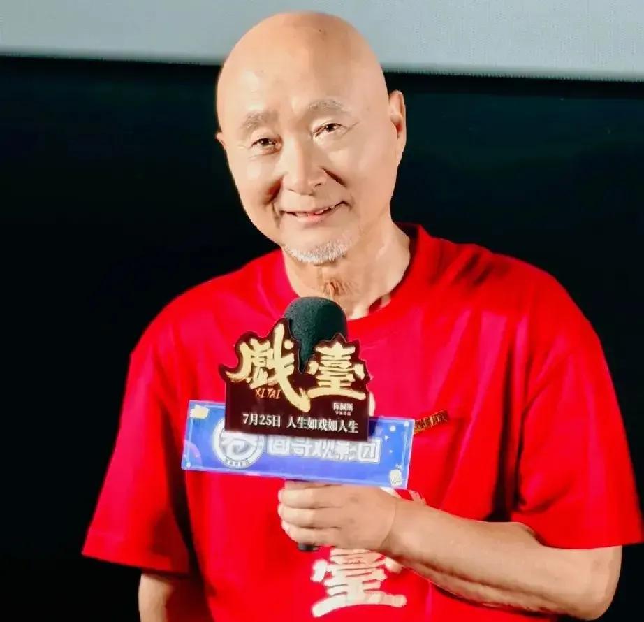 在一次访谈中，主持人问陈佩斯：你是否喜欢周星驰的喜剧风格，是否接受这种风格？陈佩