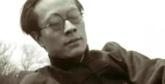 1955年，陆小曼回到家，还没入家门，就听到一阵女人的喘叫声，她往里看，看到一丝