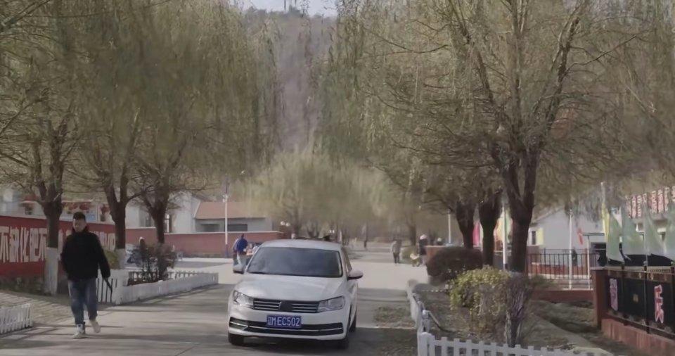 乡村爱情都拍到18部了，还是老样子——没汽车赞助，车标照样用胶带糊着！象牙山现在