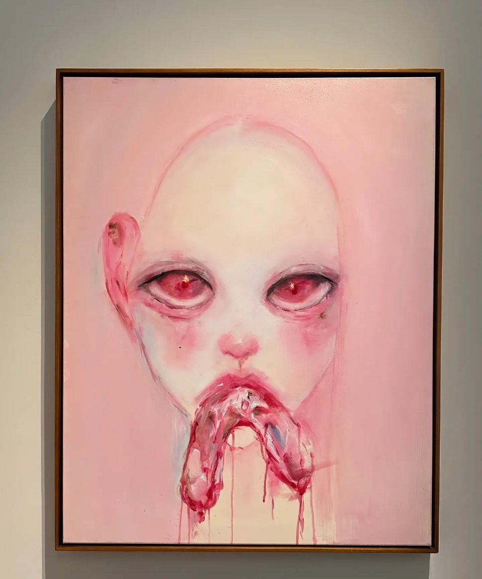 小S女儿LiLi为了纪念姨妈，开了画展，画展上这幅《hungrygirl》，