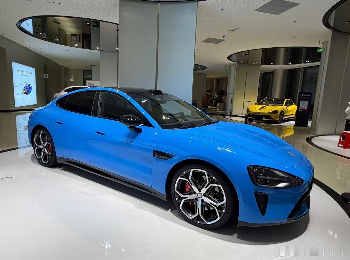 展车到店了小米汽车小米su7
