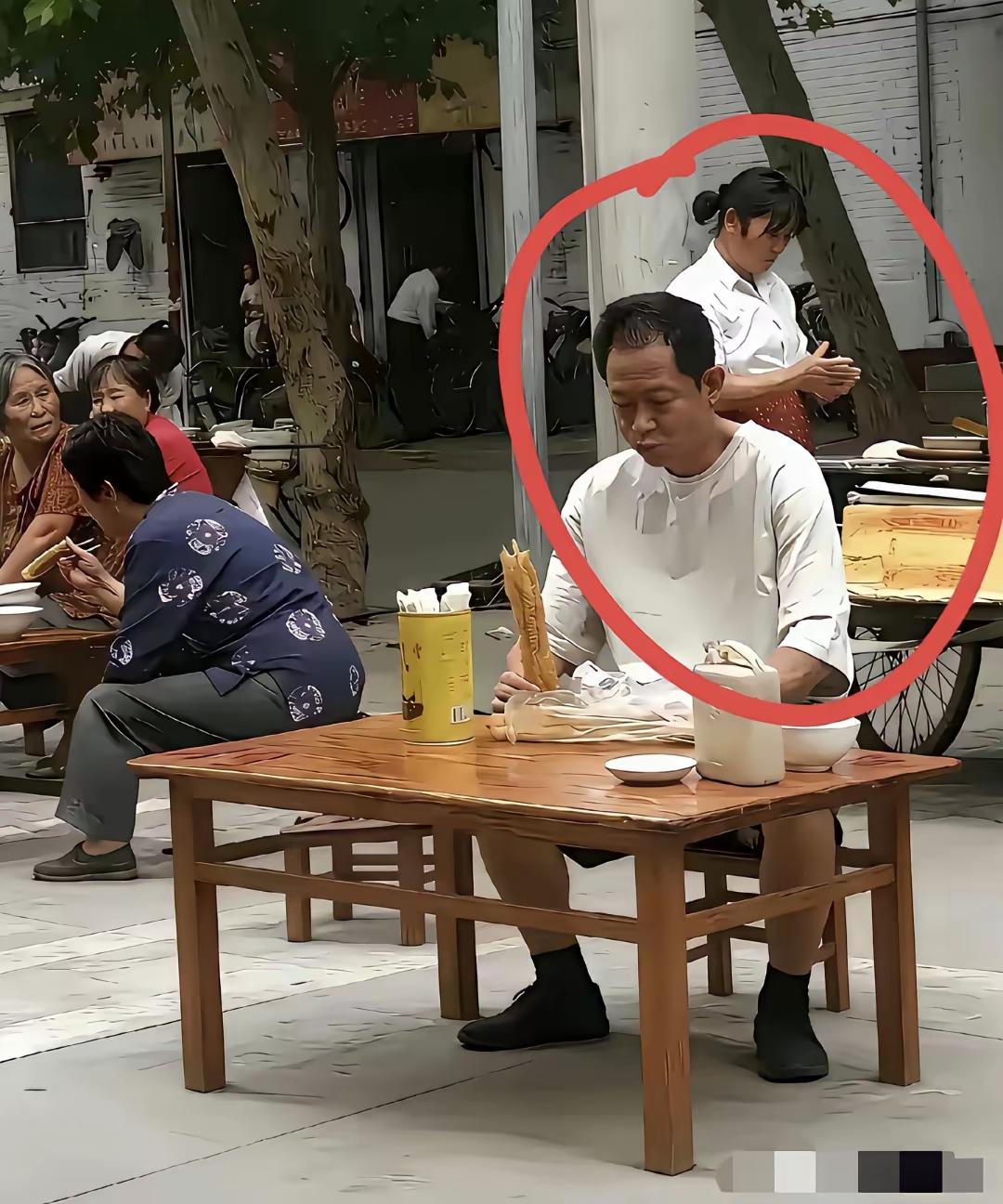 他不应该简单的被称为演员，我觉得他应该被称为，表演艺术家，我想这个称呼，应该没有
