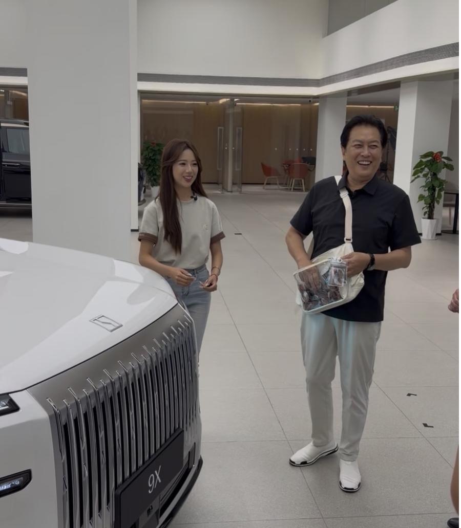 74岁唐国强现身北京一间4S店买豪车，他穿着一身休闲服，背着帆布包，一副退休老干