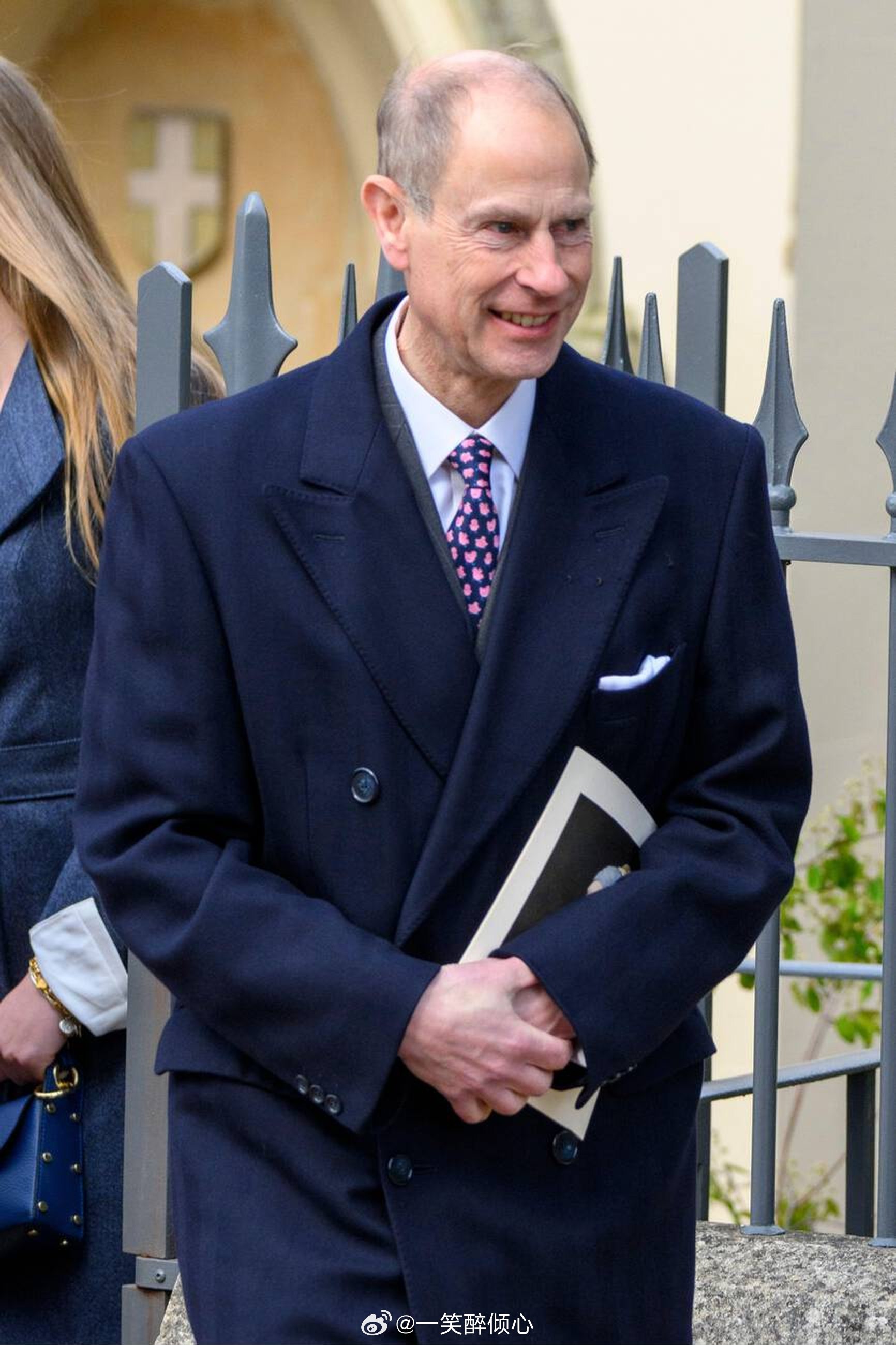 英国王室今天爱丁堡公爵爱德华王子和他的1️⃣8️⃣岁儿子威塞克斯伯爵詹姆斯在