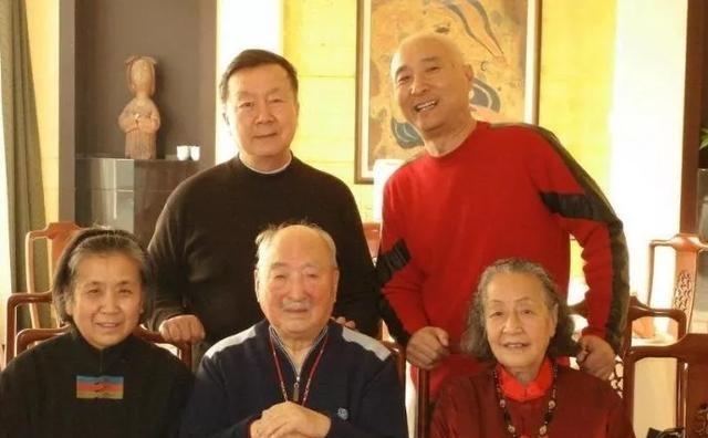 1973年，“黄世仁”陈强提着两瓶好酒，来到“喜儿”田华家，求田华，“田华啊，你