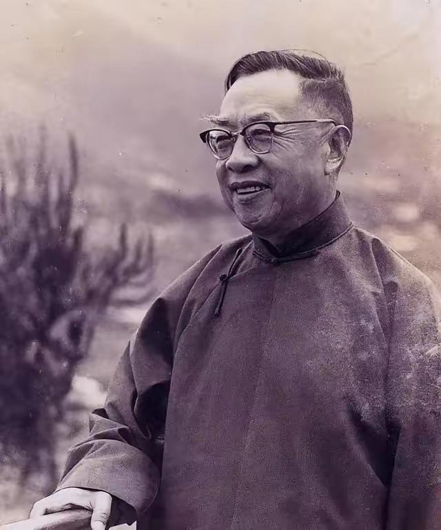 1990年，95岁高龄的他被赶出了自己的家，短短两个月就郁郁而终，至死也没能再看