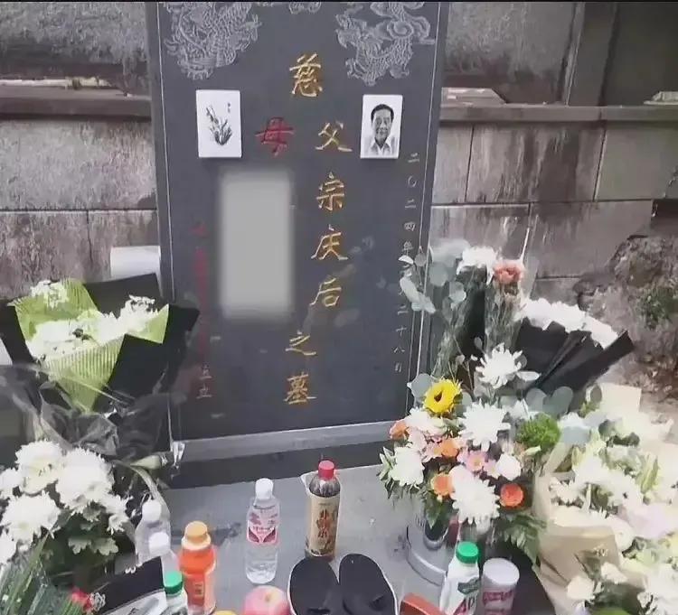 从这些蛛丝马迹可以看出，宗庆后跟原配肯定一直没有离婚，否则也不可能灵堂吊唁的时候