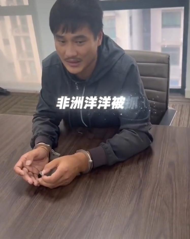 残害中国同胞的“非洲洋洋”赵某洋被捉，现场被人抽了一巴掌。据在场的知情人说，他被