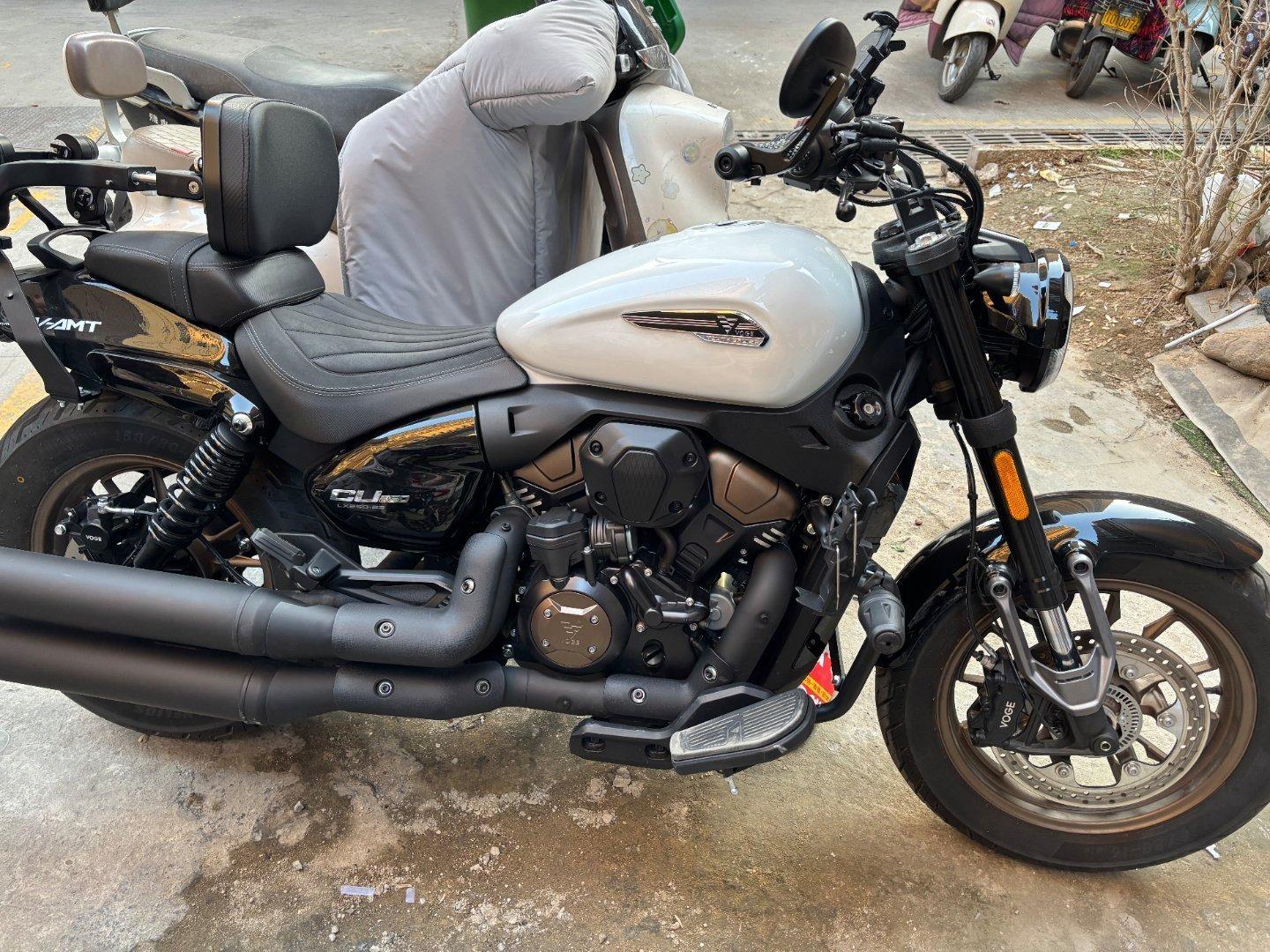 小舅子提了台奔达灰石250现在摩托车热度确实起来了，很多年轻人都在买（图2是邻居