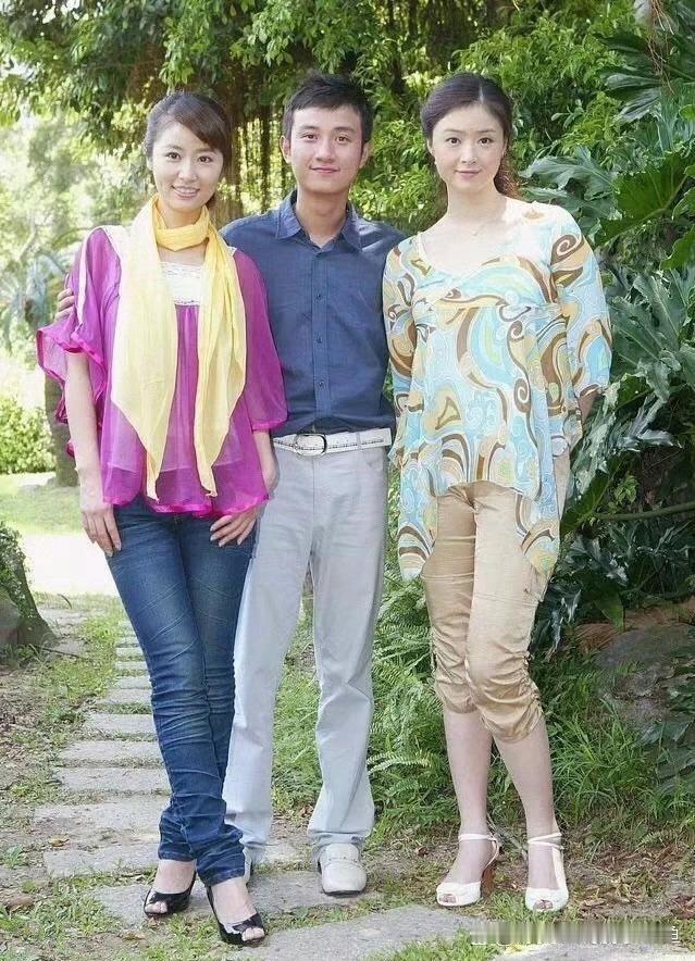 十五年前34岁林心如与27岁蒋欣的同框旧照，两人都爱紧身裤配鱼嘴高跟鞋，时髦又满