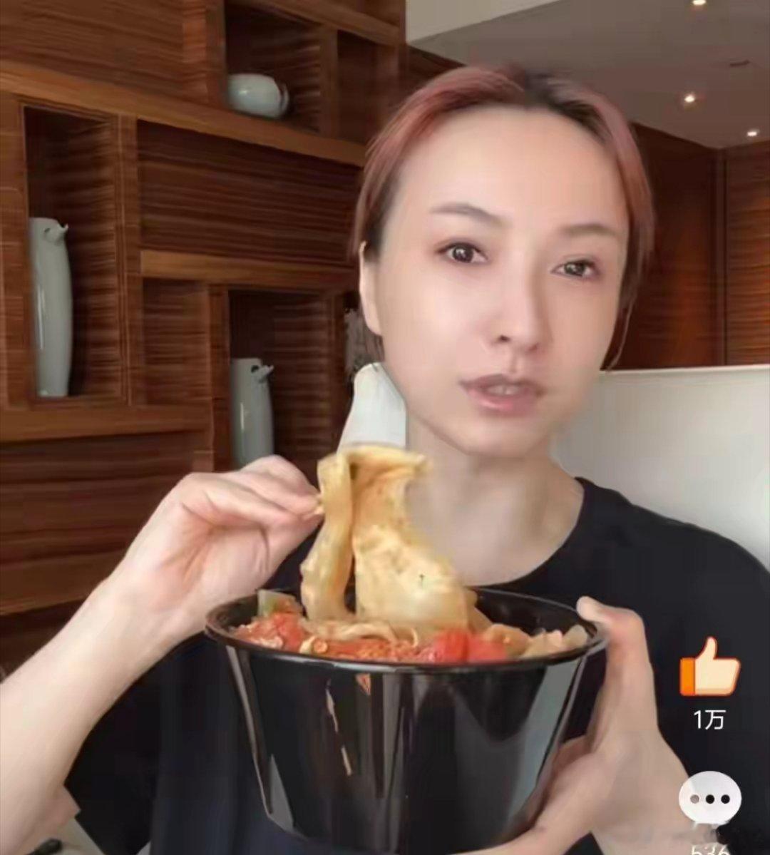 吴昕的脸怎么了今天她直播称自己体重直逼100斤，立刻跟大家分享自己的“瘦身”美食