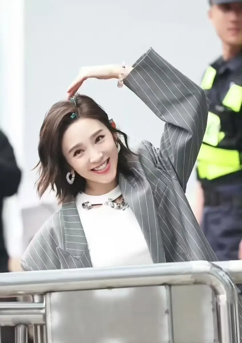 《浪姐》路透新鲜出炉！唐艺昕李小冉活力比心孙怡大方挥手