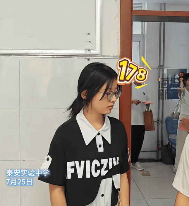 “出乎意料之外！”山东，一所高中学校，在高一新生报到现场，在测量身高的时候，老师