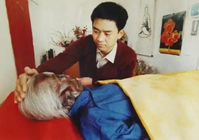 1992年，88岁老奶奶耐心地叮嘱孙子说：我死后，一定要好好保存遗体，将来会出现