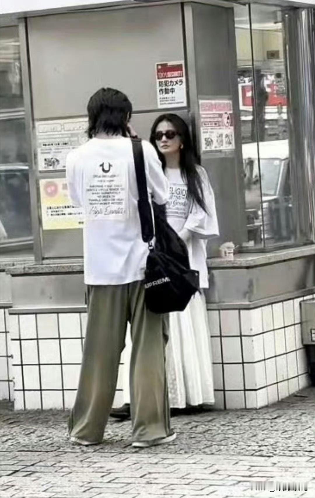 近日，有网友在日本镰仓街头偶遇了徐璐与小5岁男友吴崇轩，两人当天穿着情侣装低调出