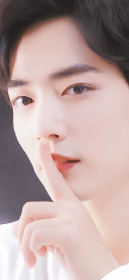 肖战不愧是女娲炫技之作！世首帅的顶级神颜，经得起怼脸拍！太绝了！路人说肖战是女娲