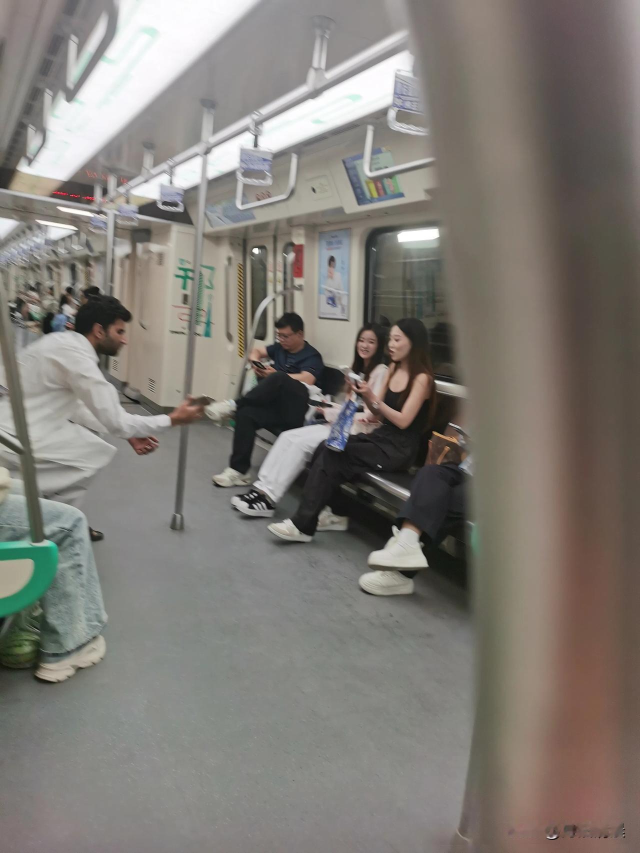 人要脸树要皮，人不要脸天下无敌！看小姐姐那一脸兴奋样，把便宜全写在了脸上，看到外