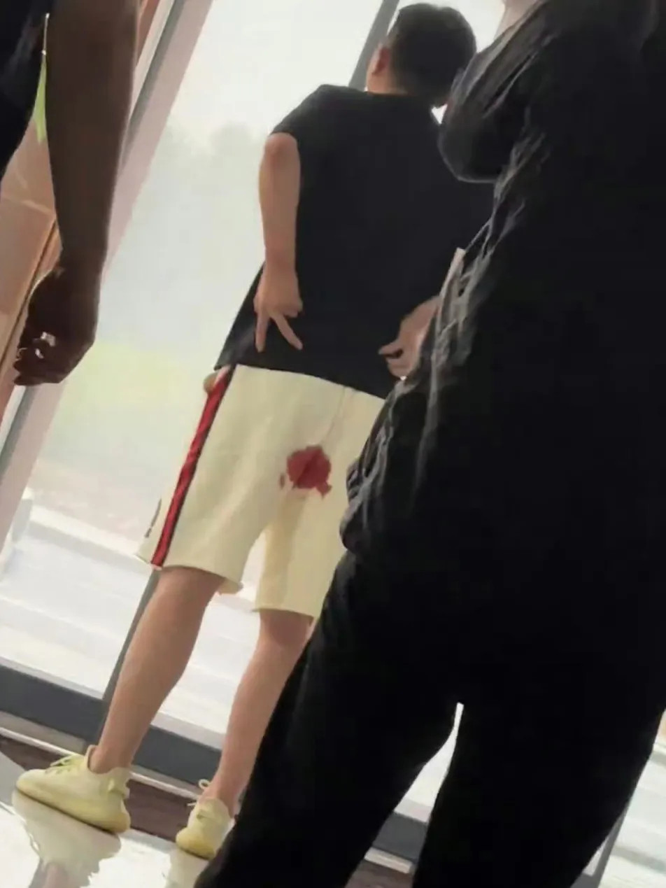 真的是绝绝子，巴黎世家的痔疮裤还真有人穿，第一眼差点看错了​​​