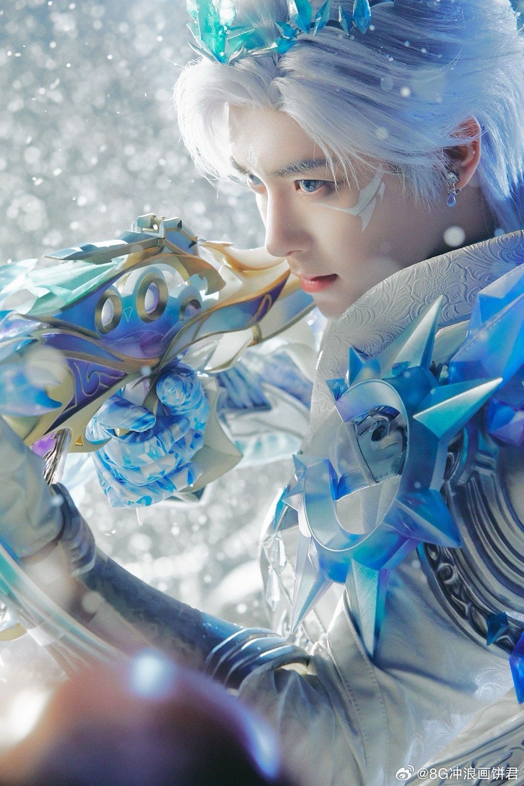 绝了绝了！侯明昊这次拍摄绝对是火力全开，剑和枪都玩出了花。关键是两种武器在他身上