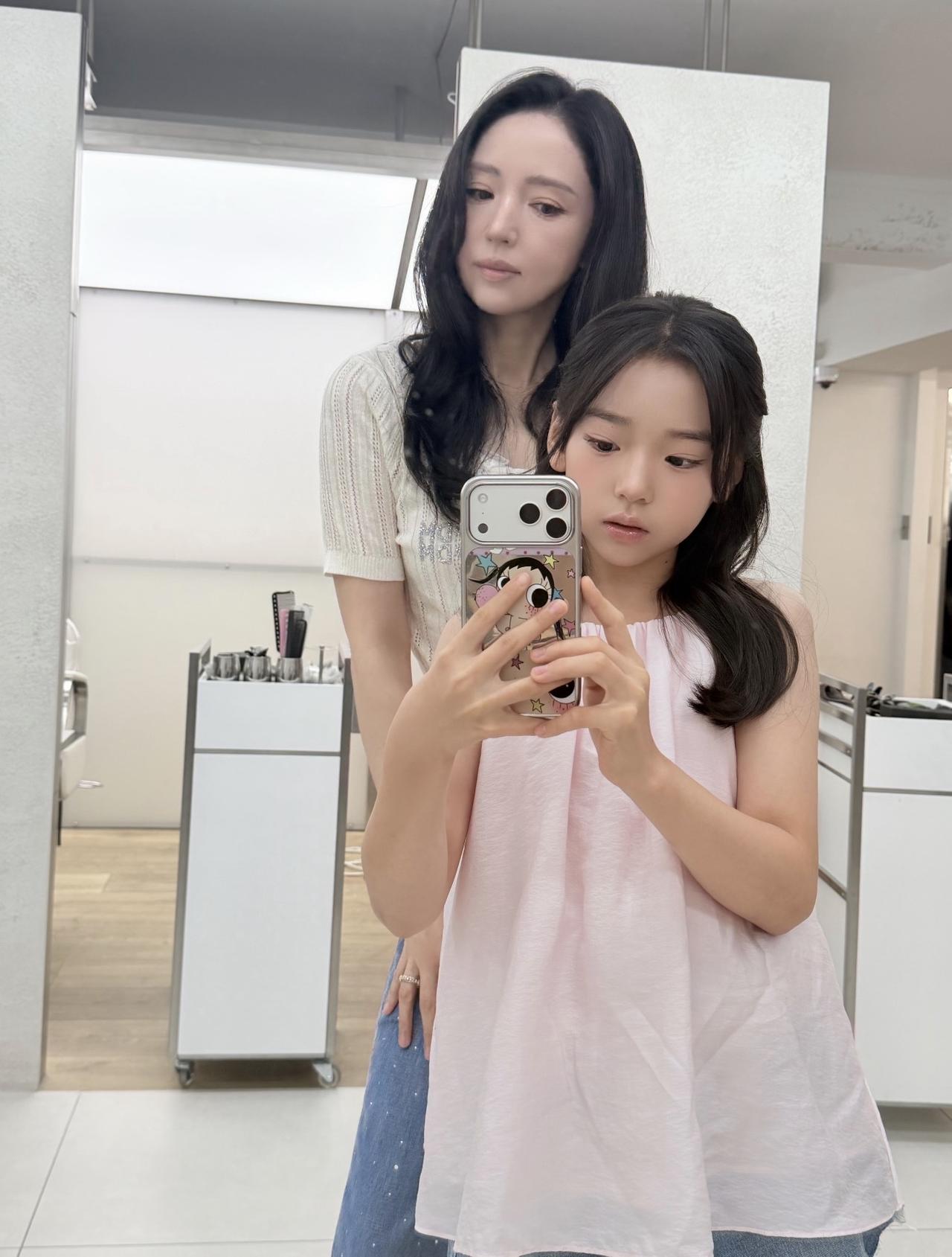 7月15日，董璇晒与女儿合影，她和小酒窝解锁了一日妆容体验。又是一个暑假，董