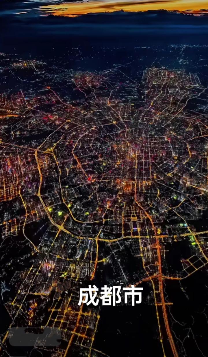 成都为啥来了就不想走？因为你想走也走不了！看看成都的街道很像一张巨大