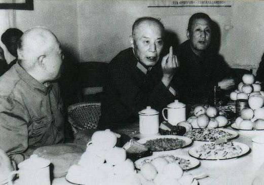 进入东北战场之初，吕正操的地位非常之高，他是东北民主联军的第一副司令员，还兼任西