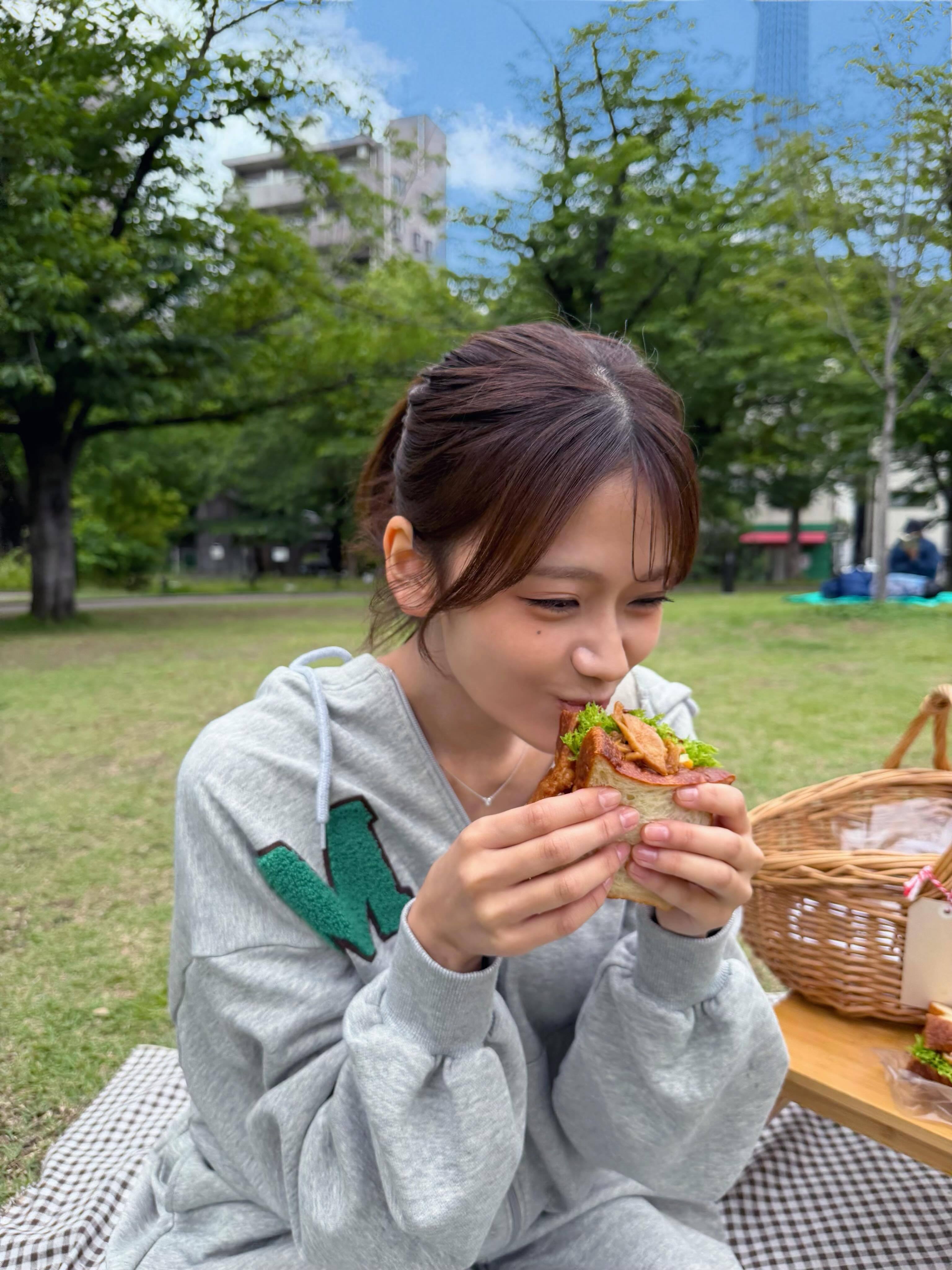 奥田いろは「🧺🤎梅さんデザインのグッズ着てピクニックしてきたの。いっぱい歩い