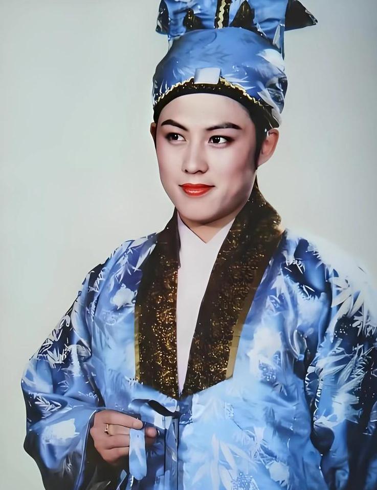 贾琏和王熙凤，都是荣国府真正管家办事的人，王熙凤主内，他主外。他确实具备一定