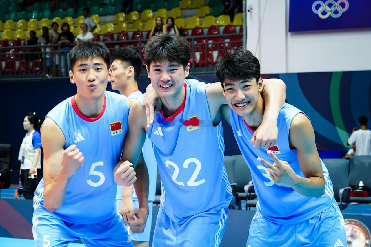 拍照三人组3号副攻胡翰林5号接应宫铭昊22号接应李旭阳中国u19男排3比